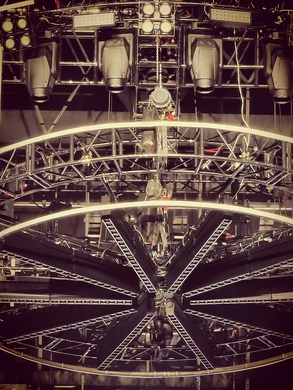 flying round lighting rig